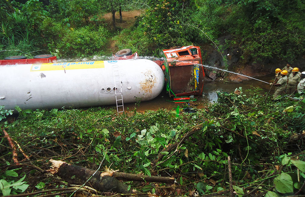 ನೀರಕಟ್ಟೆ: ಟ್ಯಾಂಕರ್ ಪಲ್ಟಿ; ಅನಿಲ ಸೋರಿಕೆ